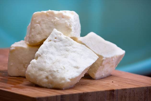Big slices of Curd cheese on cutting board. Copyright: xVladimirxPavlovicx xDesignxPicsx , 31123587 Copyright: VladimirxPavlovicx xDesignxPics 31123587