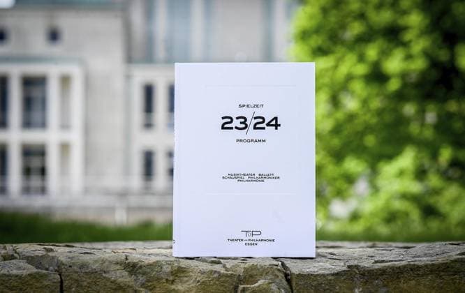 <p>Im neuem Design: Das Programmbuch der Spielzeit 23 24 des Musiktheaters, Ballett, Schauspiel, Philharmoniker und Philharmonie vor der Philharmonie Essen am Dienstag, den 16. Mai 2023 . Spielzeit-Pressekonferenz 2023 2024 des Aalto-Musiktheaters, der Essener Philharmoniker und des Aalto Ballett Essen Deutschland NRW Essen Copyright: KerstinxKokoska
