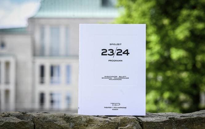 <p>Im neuem Design: Das Programmbuch der Spielzeit 23 24 des Musiktheaters, Ballett, Schauspiel, Philharmoniker und Philharmonie vor der Philharmonie Essen am Dienstag, den 16. Mai 2023 . Spielzeit-Pressekonferenz 2023 2024 des Aalto-Musiktheaters, der Essener Philharmoniker und des Aalto Ballett Essen Deutschland NRW Essen Copyright: KerstinxKokoska