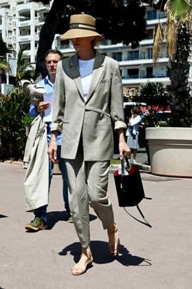 Internationale Filmfestspiele von Cannes, Gäste 76th Cannes Film Festival 2023, Uma Thurman and son Levon Roan Thurman-Hawke arrive at the beach of the Martinez hotel Pictured: Uma Thurman  Copyright: xEmanuelexMangiarottix xipa-agencx xPoolxPhotoxEventsx01x IPA_IPA37967770
