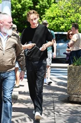 76th Cannes Film Festival 2023, Uma Thurman and son Levon Roan Thurman-Hawke arrive at the beach of the Martinez hotel Pictured: Uma Levon Roan Thurman-Hawke  Copyright: xEmanuelexMangiarottix xipa-agencx xPoolxPhotoxEventsx01x IPA_IPA37967825