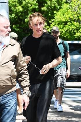 76th Cannes Film Festival 2023, Uma Thurman and son Levon Roan Thurman-Hawke arrive at the beach of the Martinez hotel Pictured: Uma Levon Roan Thurman-Hawke  Copyright: xEmanuelexMangiarottix xipa-agencx xPoolxPhotoxEventsx01x IPA_IPA37967826