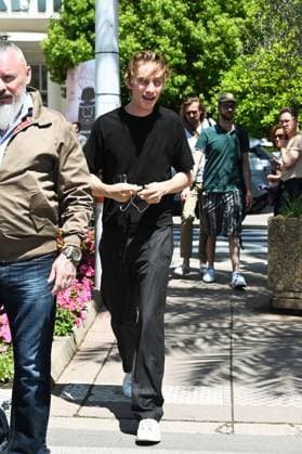 76th Cannes Film Festival 2023, Uma Thurman and son Levon Roan Thurman-Hawke arrive at the beach of the Martinez hotel Pictured: Uma Levon Roan Thurman-Hawke  Copyright: xEmanuelexMangiarottix xipa-agencx xPoolxPhotoxEventsx01x IPA_IPA37967827