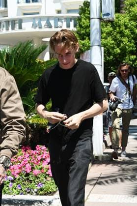 76th Cannes Film Festival 2023, Uma Thurman and son Levon Roan Thurman-Hawke arrive at the beach of the Martinez hotel Pictured: Uma Levon Roan Thurman-Hawke  Copyright: xEmanuelexMangiarottix xipa-agencx xPoolxPhotoxEventsx01x IPA_IPA37967830