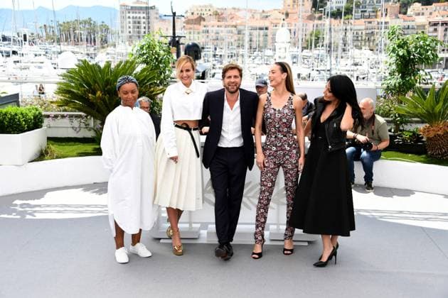 Internationale Filmfestspiele von Cannes, Photocall Jury 76th Cannes Film Festival 2023, Photocall Jury of The 76th Annual Cannes Film Festival . Pictured: Rungano Nyoni, Julia Ducournau, Ruben Ostlund, Brie Larson, Maryam Touzani  Copyright: xAlbertoxTerenghi PoolxPhotoxEvenx xPoolxPhotoxEventsx01x IPA_IPA37968641