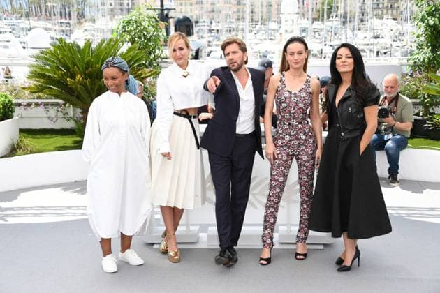 Internationale Filmfestspiele von Cannes, Photocall Jury 76th Cannes Film Festival 2023, Photocall Jury of The 76th Annual Cannes Film Festival . Pictured: Rungano Nyoni, Julia Ducournau, Ruben Ostlund, Brie Larson, Maryam Touzani  Copyright: xAlbertoxTerenghi PoolxPhotoxEvenx xPoolxPhotoxEventsx01x IPA_IPA37968650