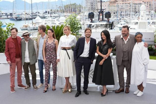 Internationale Filmfestspiele von Cannes, Photocall Jury Paul Dano - Atiq Rahimi - Damian Szifron - Brie Larson - Julia Ducournau - Ruben Ostlund - Maryam Touzani - Denis Mwnochet - Rungano Nyoni CELEBRITES : 76 eme festival de Cannes - Photocall du Jury - Cannes - 16 05 2023 NorbertScanella Panoramic 