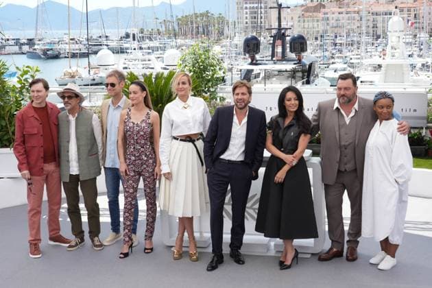 Internationale Filmfestspiele von Cannes, Photocall Jury Paul Dano - Atiq Rahimi - Damian Szifron - Brie Larson - Julia Ducournau - Ruben Ostlund - Maryam Touzani - Denis MÃ nochet - Rungano Nyoni CELEBRITES : 76 eme festival de Cannes - Photocall du Jury - Cannes - 16 05 2023 NorbertScanella Panoramic 