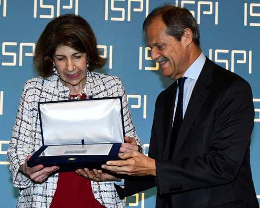 photo IPP Mario Romano Milan 16 5 2023 ISPI Prize 2022 in the photo Giampiero Masolo, ISPI president, presents the ISPI Prize 2022 to Fabiola Gianotti, director general of CERN, receives the ISPI Prize 2022 Italy Photo Press World Copyright ISPI Prize 2022  0
