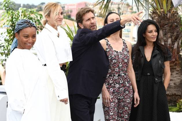 May 16, 2023, Cannes, Cote d Azur, France: (L-R) RUNGANO NYONI, JULIA DUCOURNAU, RUBEN OSTLUND, BRIE LARSON and MARYAM TOUZANI attend the photocall for the Jury during the 76th Annual Cannes Film Festival at Palais des Festivals on May 16, 2023 in Cannes, France Cannes France - ZUMAc179 20230516_zep_c179_103 Copyright: xMickaelxChavetx