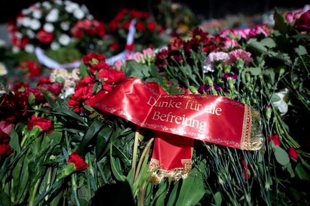 9.Mai Tag der Befreiung DEU, Deutschland, Germany, Berlin, 09.05.2023 Rote Schleife von einem Kranz mit Inschrift Danke fuer die Befreiung vor dem sowjetischen Denkmal Tiergarten im Gedenken am 78. Jahrestag zum Tag der Befreiung am 08. Mai bzw. 09. Mai und zum Tag des Sieges Berlin Deutschland. Aufgrung vom Krieg zwischen der Ukraine und Russland fand die Ehrung ohne ukrainische Beteiligung statt. Die Veranstaltung zum Ende vom II. Weltkrieg geniesst insbesondere bei der grossen Gemeinde aus Russland grosse Beliebtheit. Ehrung fuer die im Zweiten Weltkrieg gefallenen Soldaten der Roten Armee en: Red bow from a wreath with the inscription Thank you for the liberation in front of the Soviet Tiergarten memorial commemorating the 78th annivers