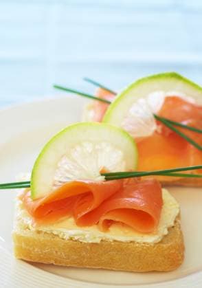Smoked salmon and cream cheese starter on white bread with slice of lemon and chives Copyright: xElenaxTalbergx xDesignxPicsx , 31130041 Copyright: ElenaxTalbergx xDesignxPics 31130041