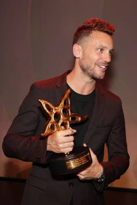Bastian Baker Prix Walo 2023 Bastian Baker wins the Prix Walo in the category Pop Rock Singer Awarding of the 47 Prix Walo for the years 2020 2022 on 14 05 2023 in the SRF television studios Zurich, Switzerland