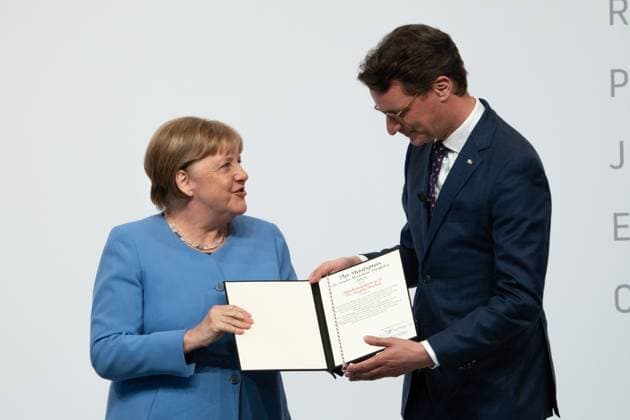 Award of the State Prize 2023 of the State of North Rhine Westphalia to the Chancellor a D Current, 16 05 2023, Cologne, Chancellor a D Dr Angela Merkel with Prime Minister of the State of North Rhine Westphalia Hendrik Wuest on stage at the ceremonial presentation of the State Prize 2023 State of North Rhine Westphalia in the Flora in Cologne North Rhine Westphal