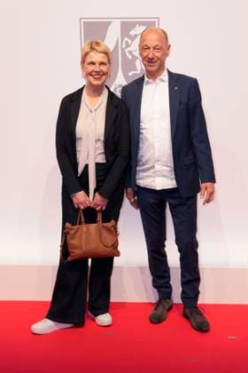 Award of the State Prize of North Rhine-Westphalia to Angela Merkel Cordula Stratmanns with husband Rainer Osnowskiaon the red carpet for the award of the State Prize 2023 of the State of North Rhine-Westphalia to the Chancellor a D in the Flora in Cologne, 16 05 2023
