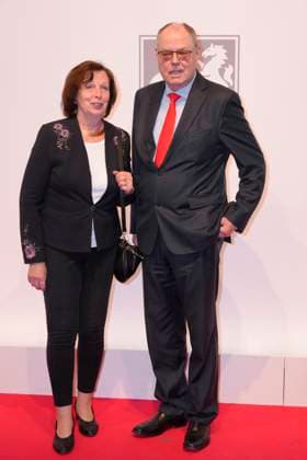 Award of the State Prize of North Rhine-Westphalia to Angela Merkel Peer Steinbrueck with wife Gertrude on the red carpet for the award of the State Prize 2023 of the State of North Rhine-Westphalia to the Chancellor a D in the Flora in Cologne, 16 05 2023