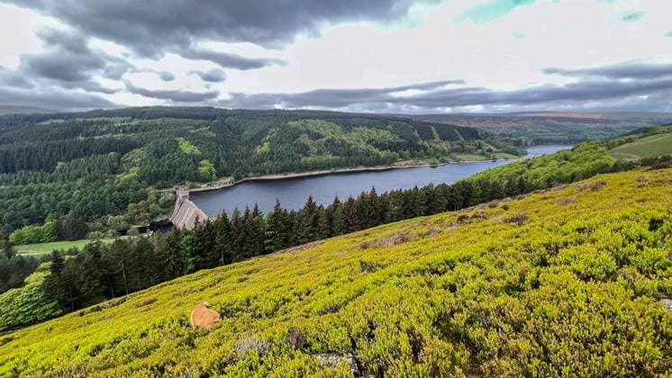 Britain Memorial Flight Lancaster flys over Derwent Dam on the Dambusters 80th anniversary A view of Derwent Dam on the Dambusters 80th anniversary. The 16th May 2023 marks the 80th anniversary of the most famous single air raid of World War Two, Operation Chastise, better known as the Dambusters Raid; Derwent Dam, Bamford, United Kingdom, 16th May 2023 (Photo by Mark Cosgrove News Images) Bamford Derwnt Dam Derbyshire United Kingdom Copyright: xMarkxCosgrove NewsxImagesx