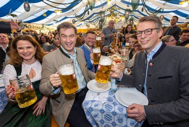 Bilder des Jahres 2023, News 05 Mai News Themen der Woche KW20 News Bilder des Tages Markus Soeder CSU , Markus Blume im Festzelt der Truderinger Festwoche in München Datum: 16.05.2023 *** Markus Soeder CSU , Markus Blume in the marquee of the Truderinger Festwoche in Munich Date 16 05 2023
