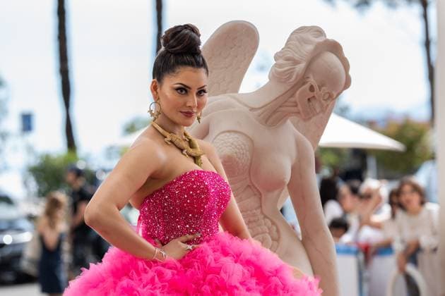 76e Festival International du Film de Cannes. Sortie du Martinez pour les marches. 76th International cannes Film Festival. Celebrities leaving Martinez Hotel for red carpet 291932 2023-05-16 Cannes France  Copyright: xEstellexCarlierx xStarfacex STAR_291932_041