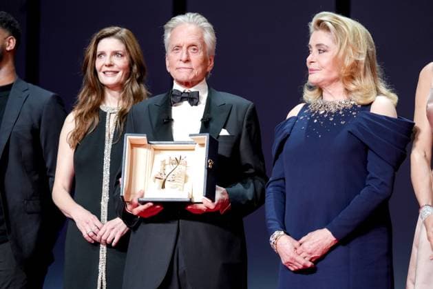 Entertainment Bilder des Tages Internationale Filmfestspiele von Cannes - Michael Douglas erhält Goldenen Ehrenpalme 76e Festival International du Film de Cannes. Ceremonie d ouverture. Palme d honneur. 76th International Cannes Film festival. Opening ceremony. Life achievment award 291933 2023-05-16 Cannes France Mastroianni, Chiara; Douglas, Michael; Deneuve, Catherine  Copyright: xSergexArnalx xStarfacex STAR_291933_024