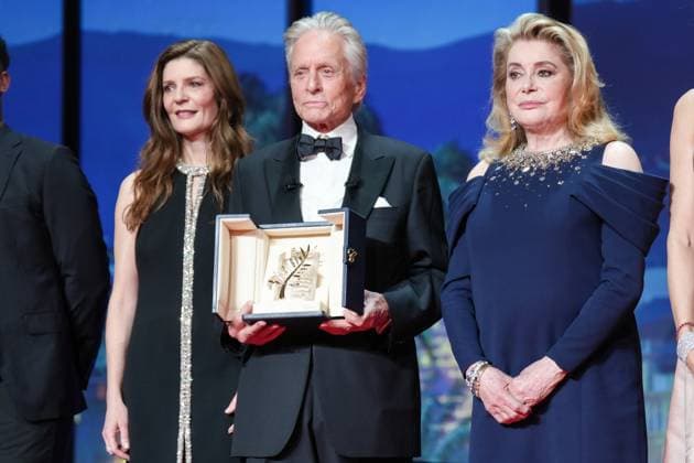 Internationale Filmfestspiele von Cannes - Michael Douglas erhält Goldenen Ehrenpalme 76e Festival International du Film de Cannes. Ceremonie d ouverture. Palme d honneur. 76th International Cannes Film festival. Opening ceremony. Life achievment award 291933 2023-05-16 Cannes France Mastroianni, Chiara; Douglas, Michael; Deneuve, Catherine  Copyright: xSergexArnalx xStarfacex STAR_291933_025
