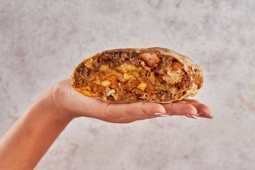 RECORD DATE NOT STATED A hand holding delicious roll filled with ground meat and melted cheese *** einer handgeschnitzten haltend Köstlich wälzen gefüllt mit Masse Fleisch und geschmolzen Käse 6177177