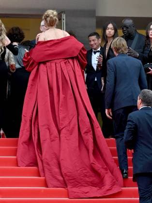 76th Cannes Film Festival 2023, evening 1 - Opening Red Carpet, Inaugural Ceremony. Pictured : Uma Thurman and son Levon Roan Thurman-Hawke  Copyright: xManuelexMangiarottix xipa-agencyx xPoolxPhotoxEventsx01x IPA_IPA37979232