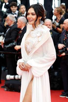 Esha Gupta at the Opening Ceremony with the premiere of the feature film Jeanne du Barry at the Festival de Cannes 2023 76 Cannes International Film Festival at the Palais des Festivals Cannes, 16 05 2023. Foto:xD.xBedrosianx xFuturexImage