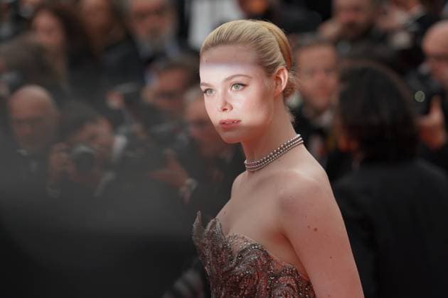 Elle Fanning CELEBRITES : 76 eme festival de Cannes - Red Carpet du film Jeanne du Barry - CÃ rÃ monie d™ouverture - Cannes - 16 05 2023 NorbertScanella Panoramic 