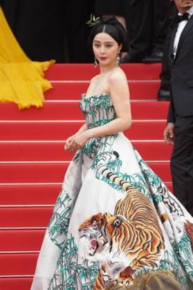 Fan Bingbing CELEBRITES : 76 eme festival de Cannes - Red Carpet du film Jeanne du Barry - CÃ rÃ monie d™ouverture - Cannes - 16 05 2023 NorbertScanella Panoramic 