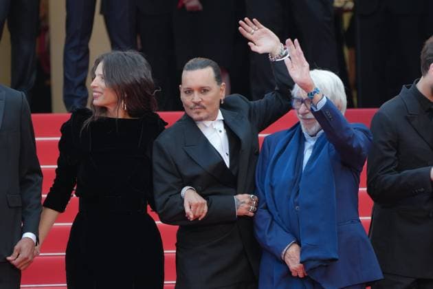 Maiwenn - Johnny Depp - Pierre Richard - Benjamin Lavernhe CELEBRITES : 76 eme festival de Cannes - Red Carpet du film Jeanne du Barry - CÃ rÃ monie d™ouverture - Cannes - 16 05 2023 NorbertScanella Panoramic 