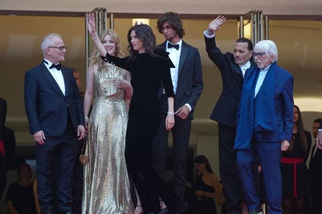 Pauline Pollman - Maiwenn - Diego Le Fur - Pierre Richard - Johnny Depp CELEBRITES : 76 eme festival de Cannes - Red Carpet du film Jeanne du Barry - CÃ rÃ monie d™ouverture - Cannes - 16 05 2023 NorbertScanella Panoramic 
