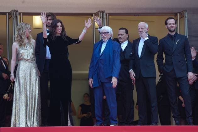 Pauline Pollman - Maiwenn - Diego Le Fur - Pierre Richard - Johnny Depp - Pascal Greggory - Benjamin Lavernhe CELEBRITES : 76 eme festival de Cannes - Red Carpet du film Jeanne du Barry - CÃ rÃ monie d™ouverture - Cannes - 16 05 2023 NorbertScanella Panoramic 