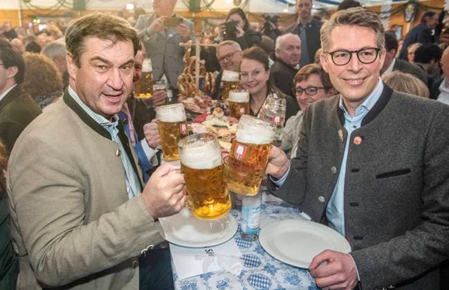 News Bilder des Tages Markus Söder, CSU, Bayerischer Ministerpräsident, Markus Blume (rechts), Wissenschaftsminister, stoßen mit Bier an bei der Truderinger Festwoche, bayerisches Volksfest, München, 16. Mai 2023 Deutschland, München, 16. Mai 2023, Markus Söder, (links) CSU, Bayerischer Ministerpräsident, und Markus Blume, CSU, Bayerischer Wissenschaftsminister, stoßn mit Bier an, CSU-Veranstaltung im vollbesetzten Bierzelt, Truderinger Festwoche, traditionelles bayerisches Volksfest im Münchner Stadtteil Trudering, Wahlkampf, Dienstagabend, Politik, Bayern, *** Markus Söder, CSU, Bavarian Minister President, Markus Blume right , Minister of Science, toast with beer at Truderinger Festwoche, Bavarian folk festival, Munich, Germany, May 16, 2023, Markus