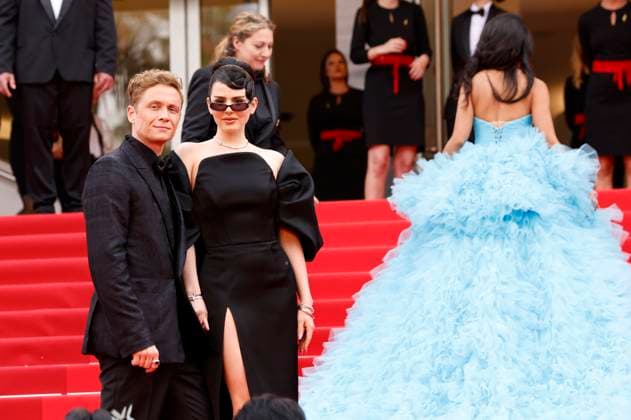 Matthias Schweighöfer with girlfriend Ruby O Fee at the Opening Ceremony with the premiere of the feature film Jeanne du Barry at the Festival de Cannes 2023 76 Cannes International Film Festival at the Palais des Festivals Cannes, 16 05 2023. Foto:xS.xGabschx xFuturexImage