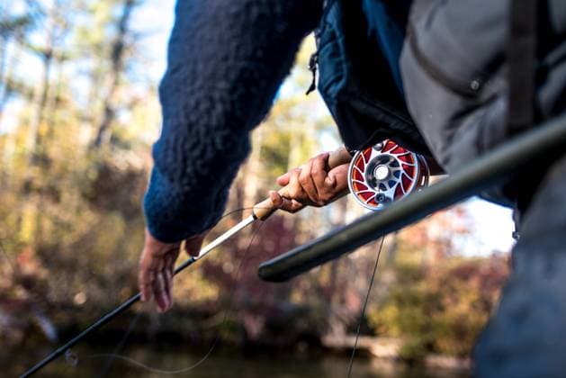 Detail shot of man using fly rod and reel while fishing Windham, Maine, United States CR_BRDO2302106C-1125062-01 ,model released, Symbolfoto