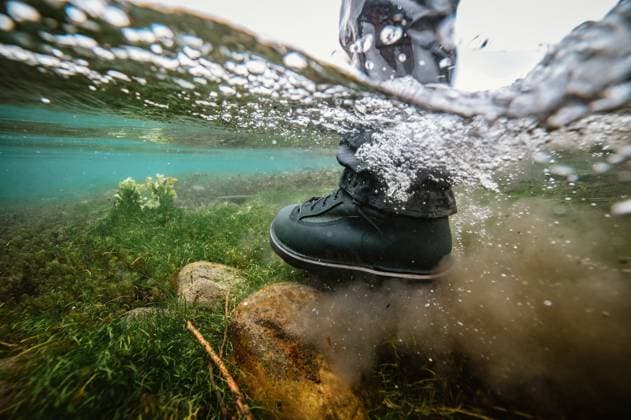 Underwater photo of a fly fisherman?s wading boot on rocks Emigrant, Montana, United States CR_BRDO2302107A-1125111-01 ,model released, Symbolfoto