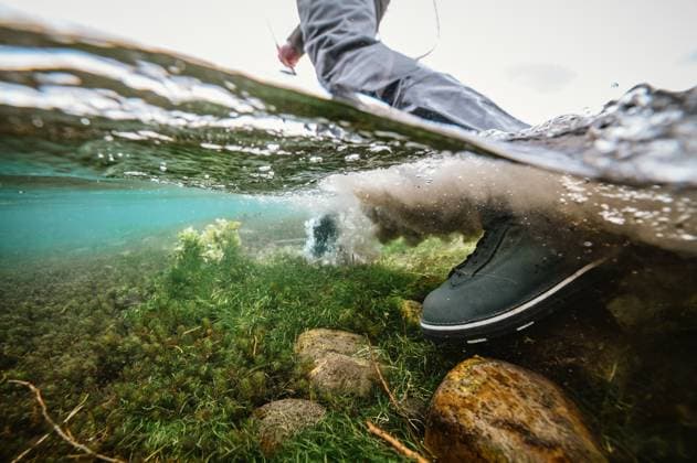 Underwater photo of a fly fisherman?s wading boot on rocks Emigrant, Montana, United States CR_BRDO2302107A-1125118-01 ,model released, Symbolfoto