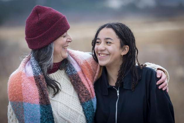 white mother and biracial teen daughter smiling at each other Provincetown, Massachusetts, United States CR_JUCU230211-1100423-01 ,model released, Symbolfoto