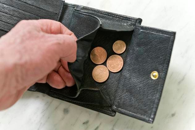 Ein bisschen Geld Münzen Kleingeld Geldbeutel Geldbörse Portemonnaie Euros Cents Währung Finanzwirtschaft Schulden Schuldenloch Schuldenkrise Kredit Geld â‚¬ Zahlungsmittel Finanzwesen Geldmarkt Geldwesen Banken Finanzkrise Wirtschaftskrise Weltwirtschaftskrise Finanzwirtschaftskrise Insolvenz Pleite Konkurs Inflation Deflation Steuern Geldentwertung schwacher starker Euro instabil volatil Devisenkurs Vermögen Kapital cash Bargeld arm Armut prekär 20230517ad925 Hamburg Hamburg Deutschland Germany *** A bit of money coins small change purse wallet euros cents currency financial economy debt debt hole debt crisis credit money â¬ means of payment financial system money market monetary system banks financial crisis economic crisis world Copyright: xAchimxDuwentästerx