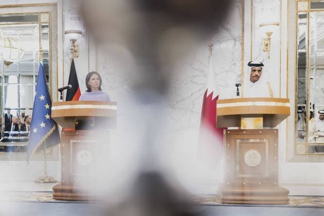 Bilder des Jahres 2023, News 05 Mai News Themen der Woche KW20 News Bilder des Tages (L-R) Annalena Baerbock (Buendnis 90 Die Gruenen), Bundesaussenministerin, und Scheich Mohammed bin Abdulrahman bin Jassim Al Thani, Premierminister und Aussenminister von Katar, aufgenommen im Rahmen einer gemeinsamen Pressekonferenz in Doha, 17.05.2023. Baerbock reist bei ihrer dreitaegigen Reise nach Saudi-Arabien und nach Katar. Doha Katar *** L R Annalena Baerbock Buendnis 90 Die Gruenen , German Foreign Minister, and Sheikh Mohammed bin Abdulrahman bin Jassim Al Thani, Prime Minister and Foreign Minister of Qatar, photographed during a joint press conference in Doha, 17 05 2023 Baerbock travels on her three-day trip to Saudi Arabia and Qatar Doha Qatar Copyright: xFlorianxGaertnerx