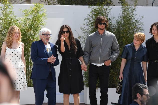 Maiwenn, Diego Le Fur, Pierre Richard - Jeanne du Barry Arrivee photocall - 76eme Festival International du Film de Canne, Palais des Festivals et des Congres, La Croisette, Cannes FRANCE CELEBRITES : 76eme Festival International du Film de Cannes - 17 05 2023 LionelUrman Panoramic 