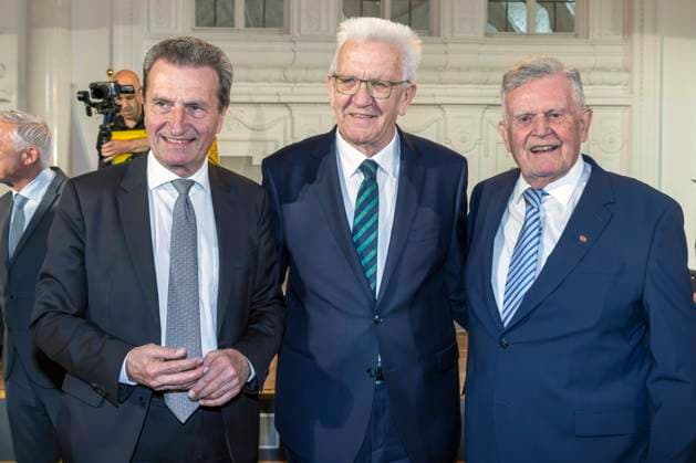 Festakt im Neuen Schloss zum 75. Geburtstag von Winfried Kretschmann. Der Politiker von Bündnis 90 Die Grünen ist seit zwölf Jahren Ministerpräsident von Baden-Württemberg. Es gratulieren seine Vorgänger im Amt Günther Oettinger (links) und Erwin Teufel (rechts). 17.05.2023: Stuttgart, Baden-Württemberg, Deutschland, Europa *** Ceremony in the New Palace on the 75th birthday of Winfried Kretschmann The politician from Bündnis 90 Die Grünen has been Minister President of Baden Württemberg for twelve years His predecessors in office Günther Oettinger on the left and Erwin Teufel on the right congratulate him 17 05 2023 Stuttgart, Baden Württemberg, Germany, Europe