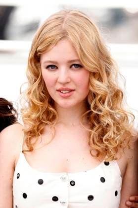 Pauline Pollmann at the photocall for the feature film Jeanne du Barry at the Festival de Cannes 2023 76 Cannes International Film Festival at the Palais des Festivals Cannes, 17 05 2023 Foto:xS.xGabschx xFuturexImage