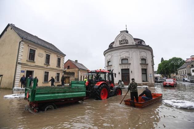 News Themen der Woche KW20 News Bilder des Tages Hrvatska Kostajnica flooded Due to the high water level of the Una river, the streets and basements of houses were flooded in Hrvatska Kostajnica, Croatia on May 17, 2023. The water level of the Una river rose by 50 centimeters in 24 hours. IgorxSoban PIXSELL