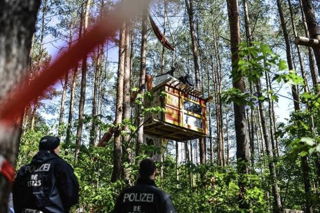 Bilder des Jahres 2023, News 05 Mai News Themen der Woche KW20 News Bilder des Tages RECORD DATE NOT STATED Polizei räumt Protestcamp in der Berliner Wuhlheide *** NUR FÜR REDAKTIONELLE ZWECKE *** EDITORIAL USE ONLY ***<p>Protestcamp in der Berliner Wuhlheide wird aufgelöst am 17. Mai 2023. Aktivisten und Eisatzkräfte der Polizei in einem Waldstück In der Berliner Wuhlheide. Die Polizei hat am frühen Mittwochmorgen mit der Auflösung eines Protest-Camps von etwa 100 Aktivisten begonnen. Berlin Copyright: RetoxKlar *** Police clear protest camp in Berlins Wuhlheide FOR EDITORIAL PURPOSES ONLY EDITORIAL USE ONLY p Protest camp in Berlins Wuhlheide is dispersed on May 17, 2023 Activists and police ice crews in a wooded area In Berlins Wuhlheide early Wednesday morning, police began breaking up a protest camp of about 100 activists Berlin Cop Copyright: RetoxKlar doc7q8smbmimpike7ganba ,EDITORIAL USE ONLY