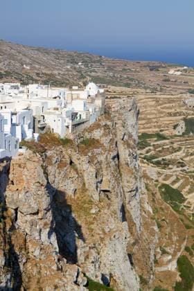 The town of Chora on Folegandros island, Greece, sitting on the edge of a steep cliff Copyright: xGeorgiosxAlexandrisx xDesignxPicsx , 31175718 Copyright: GeorgiosxAlexandrisx xDesignxPics 31175718
