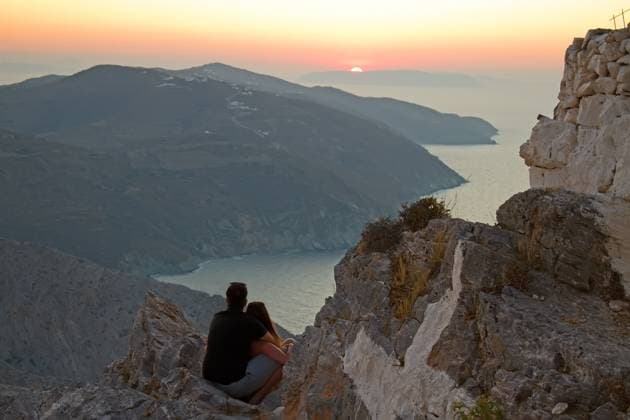 A couple watching the sunset on Folegandros island, Greece Copyright: xGeorgiosxAlexandrisx xDesignxPicsx , 31175728 Copyright: EricxIsseléex xDesignxPics 31175728