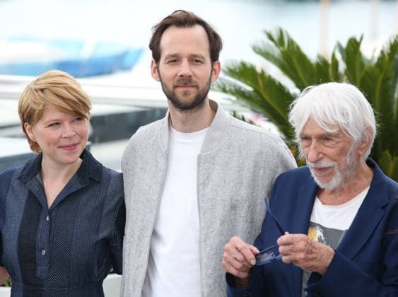 76e Festival International du Film de Cannes. Photocall du film Jeanne du Barry . 76th Cannes Film Festival. Photocall with cast of the film Jeanne du Barry . India Hair, Benjamin Lavernhe and Pierre Richard. 292023 2023-05-17 Cannes France  Copyright: xIsabellexVautierx xStarfacex STAR_292023_043