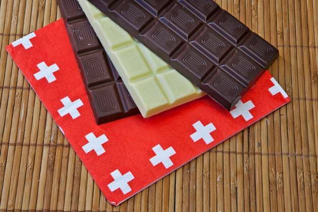 three panels swiss chocolate on a place mat with a napkin with Swiss flag Copyright: xJoanaxKrusex xDesignxPicsx , 31179622 Copyright: JoanaxKrusex xDesignxPics 31179622